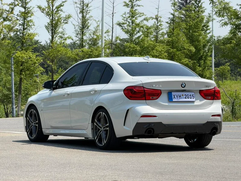 BMW 1 Series 2021 125i M Спортивные ночные издания интерьер фото 16 BMW 1 Series 2021 125i M Спортивные ночные издания интерьер фото 16