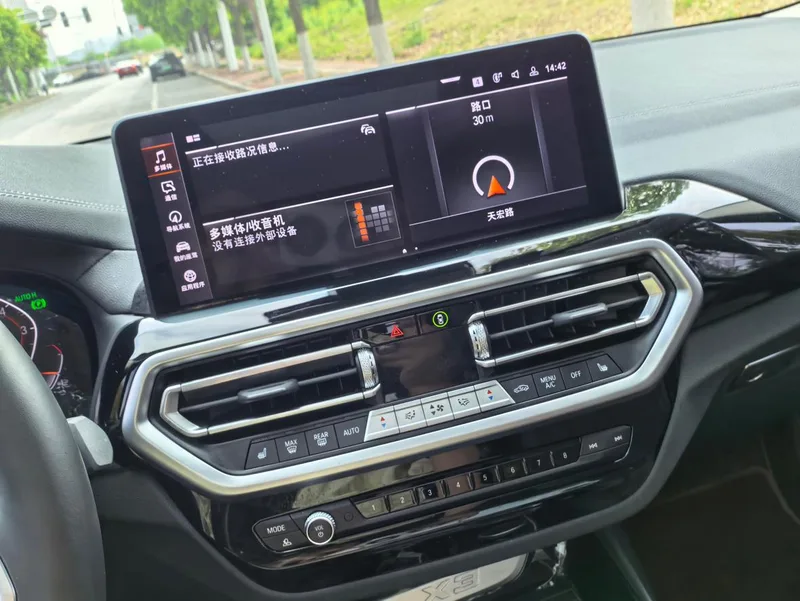 BMW X3 2022 xDrive25i M Sports suit interior photo 15 BMW X3 2022 xDrive25i M Sports suit interior photo 15
