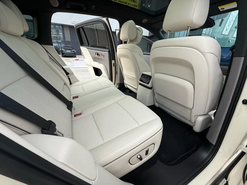 Li Auto i6 2025 Four-wheel drive Standard Edition interior photo 9 Li Auto i6 2025 Four-wheel drive Standard Edition interior photo 9