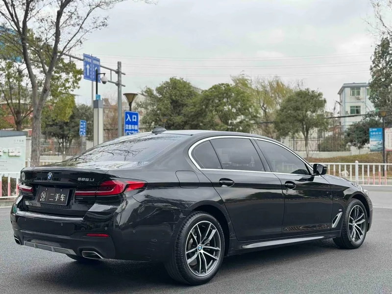 BMW 5 Series 2022 Segundo cambio 525Li M Conjunto deportivo exterior foto 4 BMW 5 Series 2022 Segundo cambio 525Li M Conjunto deportivo exterior foto 4