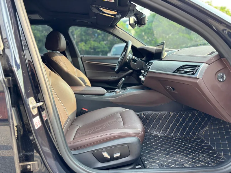 BMW 5 Series 2022 Restyling 530Li Leading Type M Sports suit interior photo 15 BMW 5 Series 2022 Restyling 530Li Leading Type M Sports suit interior photo 15