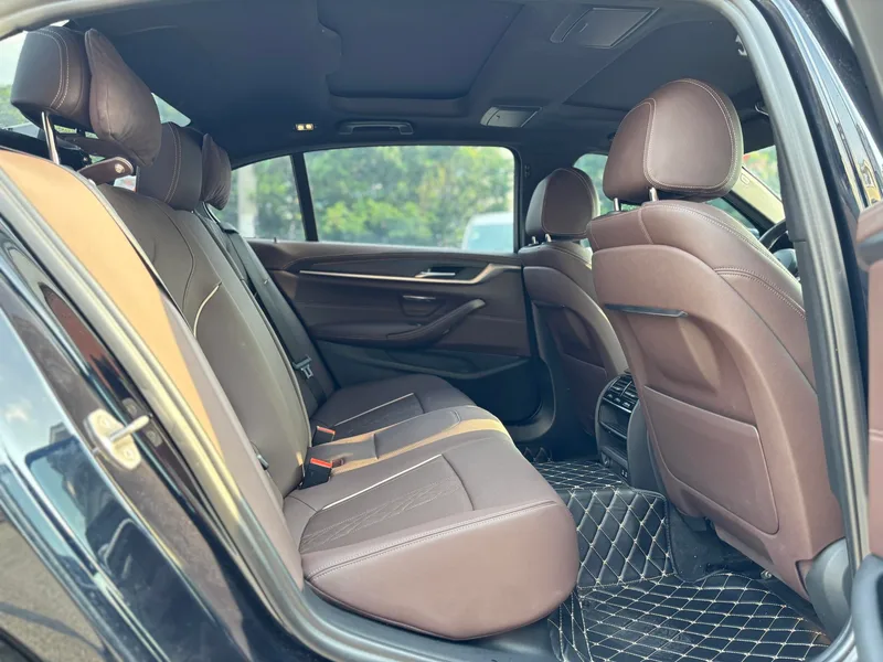 BMW 5 Series 2022 Restyling 530Li Leading Type M Sports suit interior photo 16 BMW 5 Series 2022 Restyling 530Li Leading Type M Sports suit interior photo 16