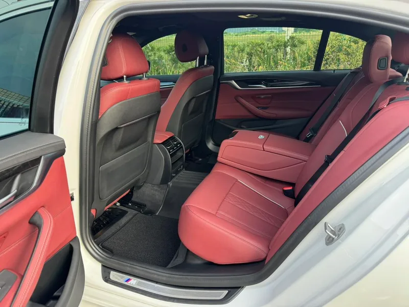 BMW 5 Series 2022 Segundo cambio 525Li M Conjunto deportivo interior foto 9