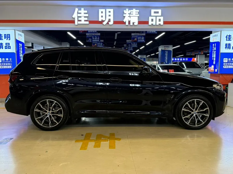 BMW X3 2022 xDrive30i Лидирующий M Ночной костюм экстерьер фото 4 BMW X3 2022 xDrive30i Лидирующий M Ночной костюм экстерьер фото 4
