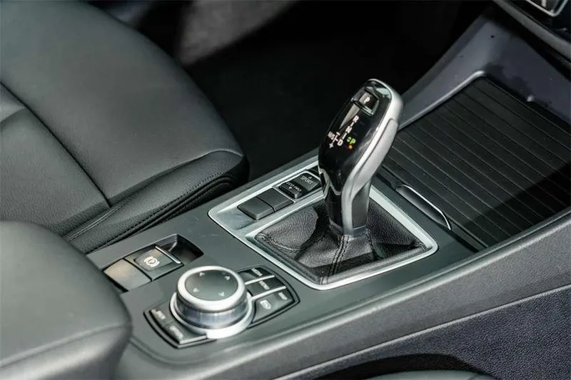 BMW 1 Series 2021 Mise à jour 120i M Version sportive intérieur photo 17 BMW 1 Series 2021 Mise à jour 120i M Version sportive intérieur photo 17