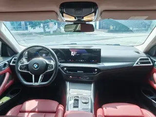 BMW 4 Series 2024 425i M Спортивный костюм интерьер фото 13 BMW 4 Series 2024 425i M Спортивный костюм интерьер фото 13