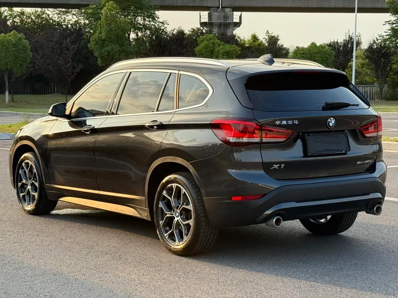 BMW X1 2022 sDrive25Li Лидирующий экстерьер фото 5 BMW X1 2022 sDrive25Li Лидирующий экстерьер фото 5