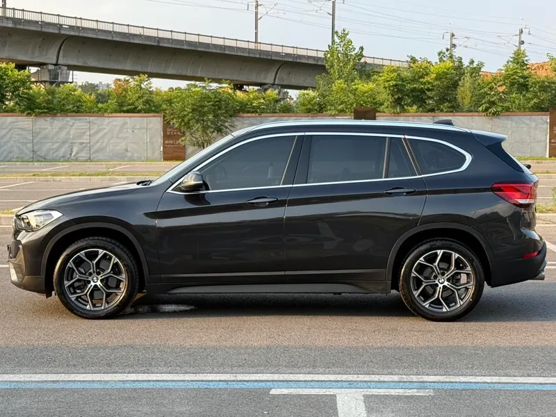 BMW X1 2022 sDrive25Li Лидирующий экстерьер фото 6 BMW X1 2022 sDrive25Li Лидирующий экстерьер фото 6