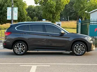 BMW X1 2022 sDrive25Li Лидирующий экстерьер фото 7 BMW X1 2022 sDrive25Li Лидирующий экстерьер фото 7