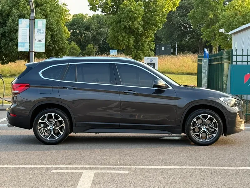 BMW X1 2022 sDrive25Li Лидирующий экстерьер фото 7 BMW X1 2022 sDrive25Li Лидирующий экстерьер фото 7
