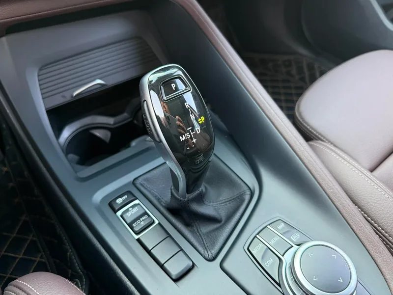 BMW X1 2022 sDrive25Li Лидирующий интерьер фото 16 BMW X1 2022 sDrive25Li Лидирующий интерьер фото 16