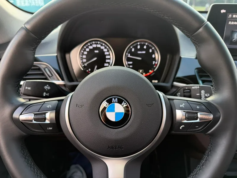 BMW X1 2022 sDrive25Li Лидирующий интерьер фото 17 BMW X1 2022 sDrive25Li Лидирующий интерьер фото 17