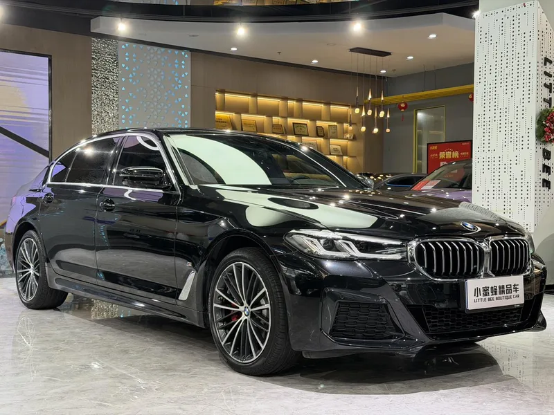 BMW 5 Series 2023 530Li Лидирующий M Спортивный костюм экстерьер фото 3 BMW 5 Series 2023 530Li Лидирующий M Спортивный костюм экстерьер фото 3