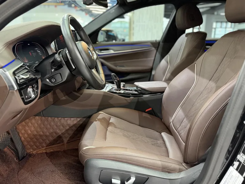 BMW 5 Series 2023 530Li Лидирующий M Спортивный костюм экстерьер фото 4 BMW 5 Series 2023 530Li Лидирующий M Спортивный костюм экстерьер фото 4