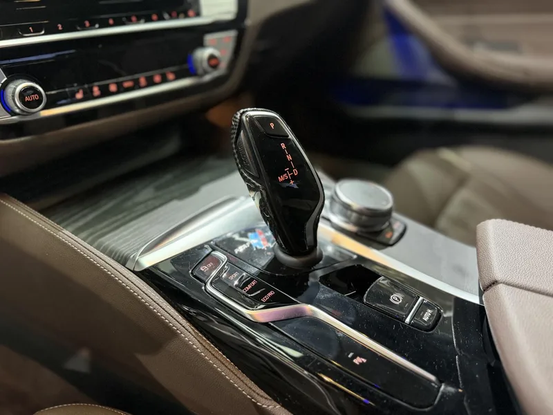 BMW 5 Series 2023 530Li Лидирующий M Спортивный костюм экстерьер фото 6 BMW 5 Series 2023 530Li Лидирующий M Спортивный костюм экстерьер фото 6