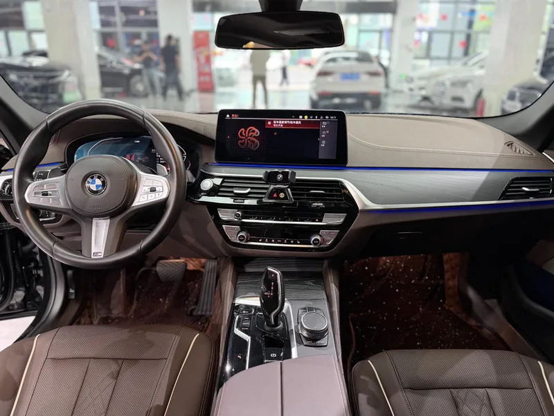 BMW 5 Series 2023 530Li Лидирующий M Спортивный костюм экстерьер фото 8 BMW 5 Series 2023 530Li Лидирующий M Спортивный костюм экстерьер фото 8