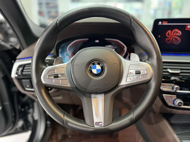 BMW 5 Series 2023 530Li Лидирующий M Спортивный костюм интерьер фото 9 BMW 5 Series 2023 530Li Лидирующий M Спортивный костюм интерьер фото 9