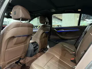 BMW 5 Series 2023 530Li Лидирующий M Спортивный костюм интерьер фото 10 BMW 5 Series 2023 530Li Лидирующий M Спортивный костюм интерьер фото 10