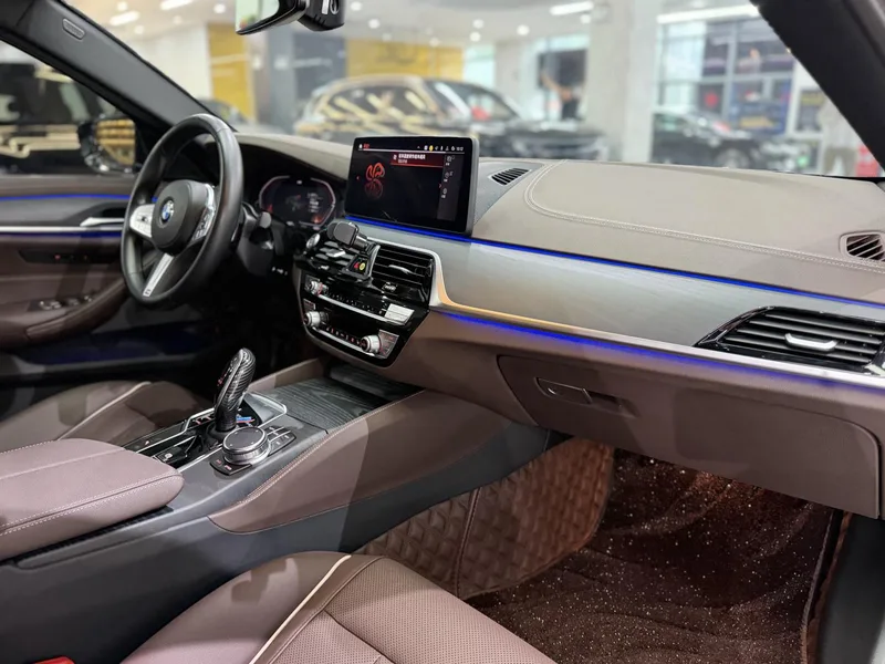BMW 5 Series 2023 530Li Лидирующий M Спортивный костюм интерьер фото 11 BMW 5 Series 2023 530Li Лидирующий M Спортивный костюм интерьер фото 11