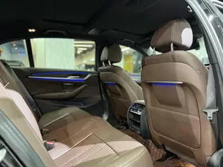 BMW 5 Series 2023 530Li Лидирующий M Спортивный костюм интерьер фото 12 BMW 5 Series 2023 530Li Лидирующий M Спортивный костюм интерьер фото 12
