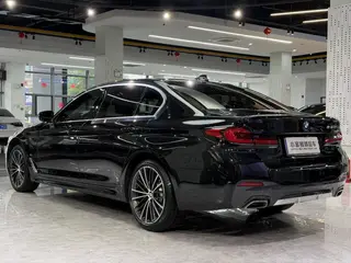 BMW 5 Series 2023 530Li Лидирующий M Спортивный костюм интерьер фото 14 BMW 5 Series 2023 530Li Лидирующий M Спортивный костюм интерьер фото 14