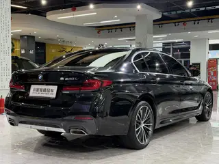 BMW 5 Series 2023 530Li Лидирующий M Спортивный костюм интерьер фото 15 BMW 5 Series 2023 530Li Лидирующий M Спортивный костюм интерьер фото 15