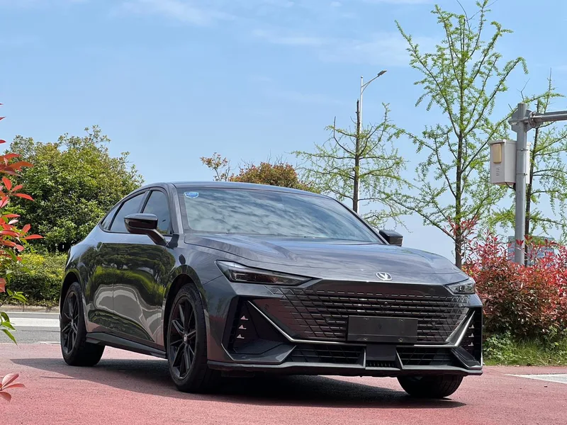 Changan UNI-V 2023 1.5T Премиальная комплектация экстерьер фото 2