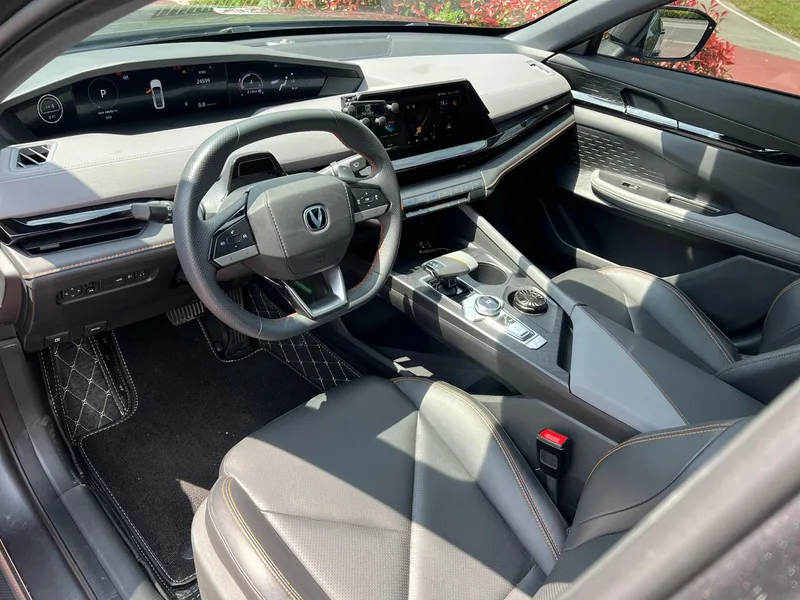 Changan UNI-V 2023 1.5T Премиальная комплектация интерьер фото 13