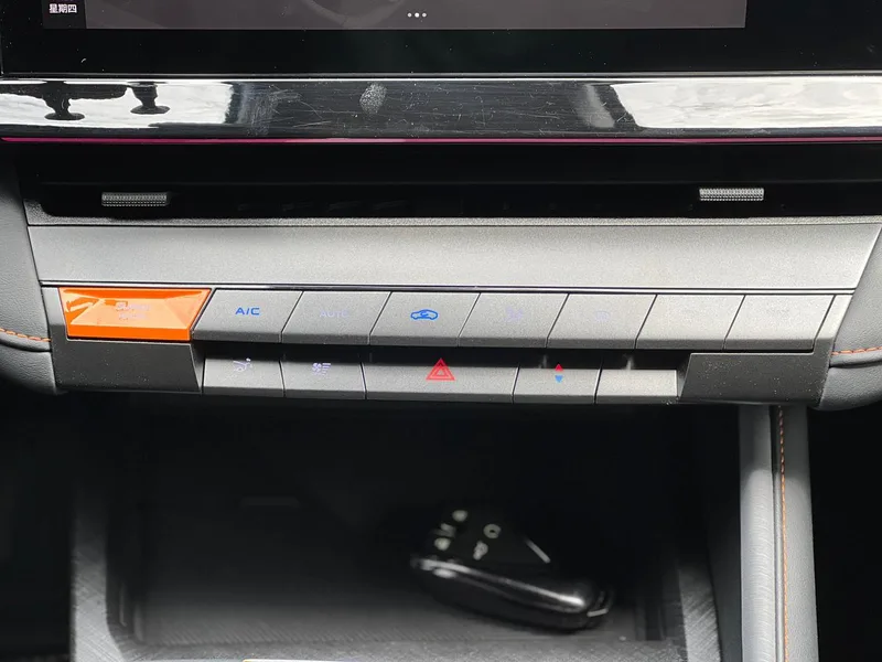 Changan UNI-V 2023 1.5T Премиальная комплектация интерьер фото 17