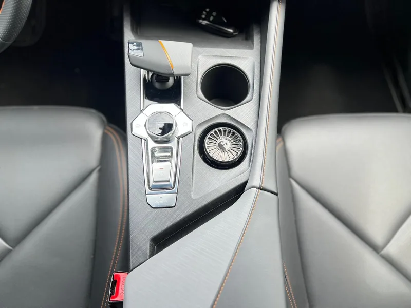 Changan UNI-V 2023 1.5T Премиальная комплектация интерьер фото 18