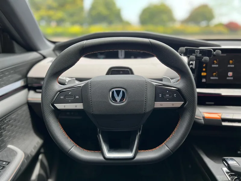 Changan UNI-V 2023 1.5T Премиальная комплектация интерьер фото 20