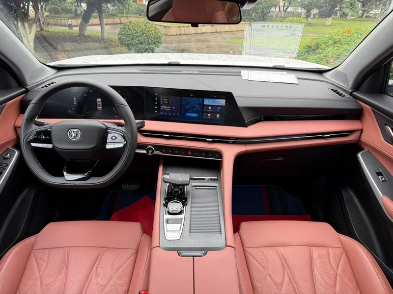 Changan CS75 PLUS 2024 Tercera generación Edición campeona 1.5T Conducción inteligente automática interior foto 16 Changan CS75 PLUS 2024 Tercera generación Edición campeona 1.5T Conducción inteligente automática interior foto 16