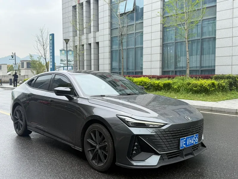 Changan UNI-V 2022 1.5T Premium Trim exterior photo 2