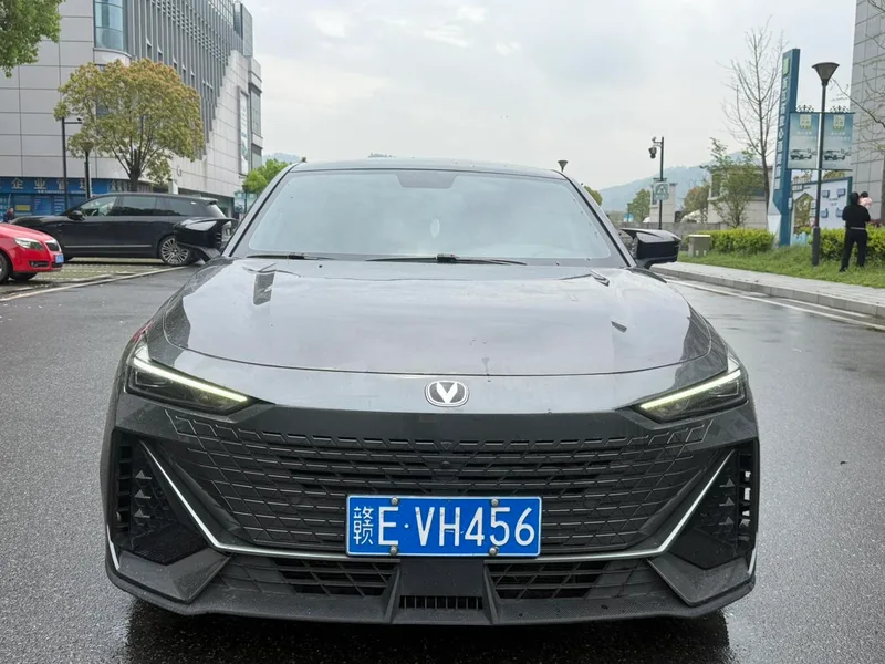 Changan UNI-V 2022 1.5T Premium Trim exterior photo 3