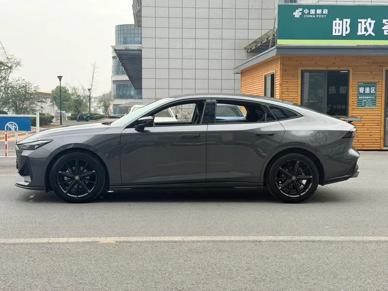 Changan UNI-V 2023 1.5T Tipo de lujo exterior foto 7 Changan UNI-V 2023 1.5T Tipo de lujo exterior foto 7