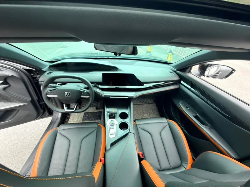 Changan UNI-V 2023 1.5T Tipo de lujo interior foto 9 Changan UNI-V 2023 1.5T Tipo de lujo interior foto 9