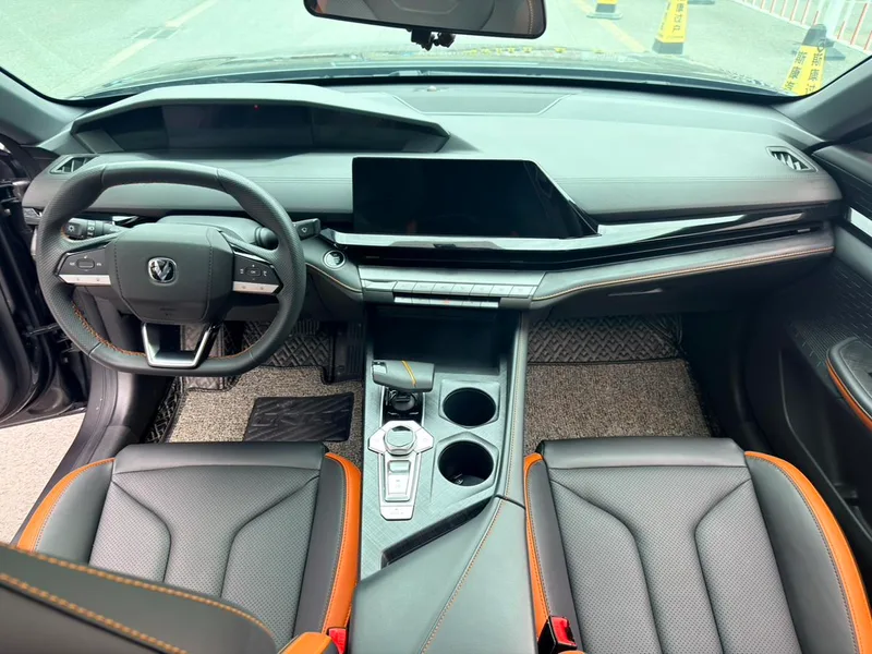Changan UNI-V 2023 1.5T Tipo de lujo interior foto 10 Changan UNI-V 2023 1.5T Tipo de lujo interior foto 10