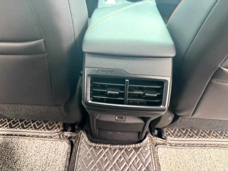 Changan UNI-V 2023 1.5T Tipo de lujo interior foto 14 Changan UNI-V 2023 1.5T Tipo de lujo interior foto 14
