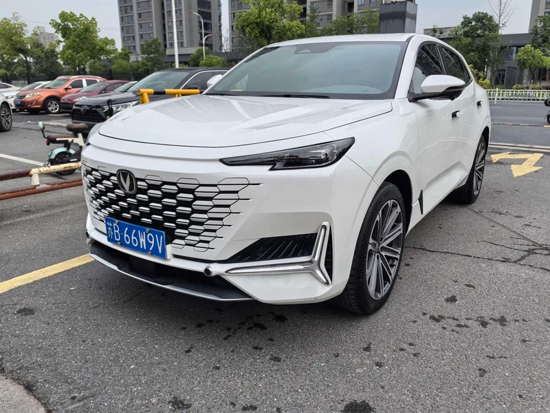 Changan UNI-K 2023 2.0T Yuelai type exterior photo 1 Changan UNI-K 2023 2.0T Yuelai type exterior photo 1