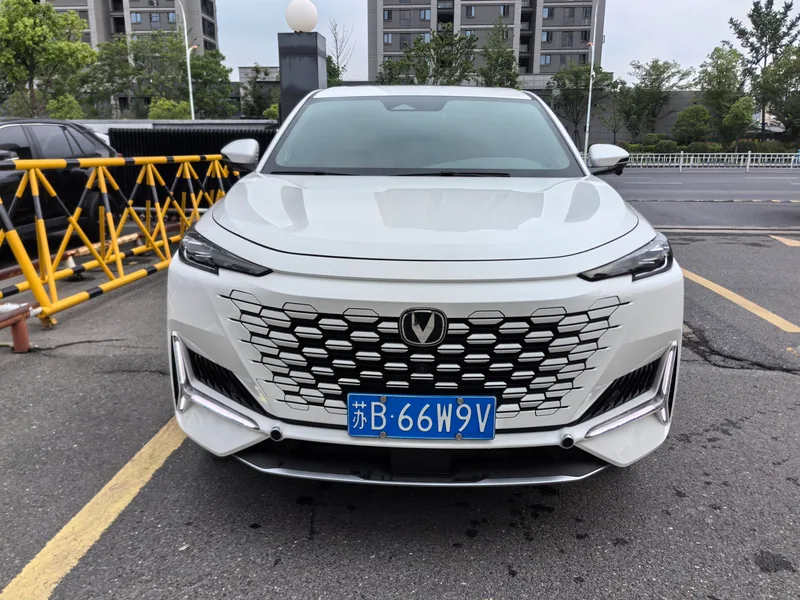 Changan UNI-K 2023 2.0T Yuelai type exterior photo 2 Changan UNI-K 2023 2.0T Yuelai type exterior photo 2