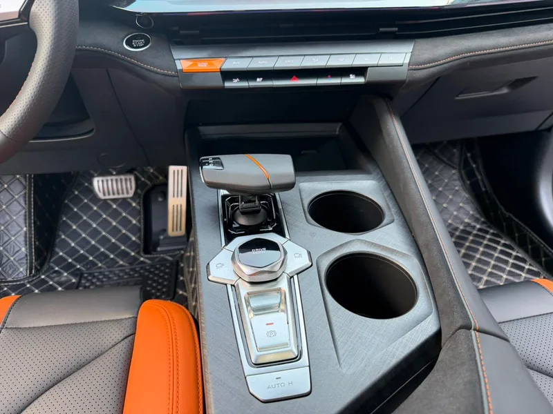 Changan UNI-V 2024 1.5T Luxury sports-style interior photo 10 Changan UNI-V 2024 1.5T Luxury sports-style interior photo 10