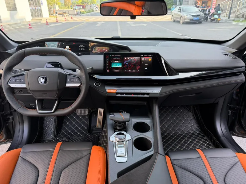 Changan UNI-V 2024 1.5T Luxury sports-style interior photo 12 Changan UNI-V 2024 1.5T Luxury sports-style interior photo 12