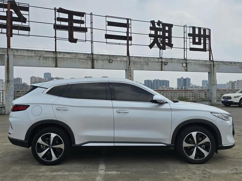 BYD Song PLUS DM 2021 DM-i 110KM Флагман с двумя приводами PLUS экстерьер фото 4 BYD Song PLUS DM 2021 DM-i 110KM Флагман с двумя приводами PLUS экстерьер фото 4