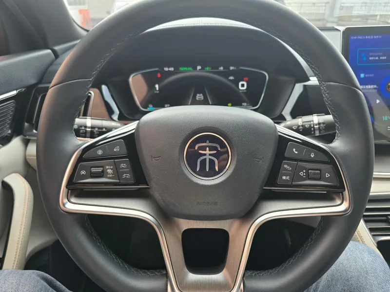 BYD Song PLUS DM 2021 DM-i 110KM Флагман с двумя приводами PLUS интерьер фото 15 BYD Song PLUS DM 2021 DM-i 110KM Флагман с двумя приводами PLUS интерьер фото 15
