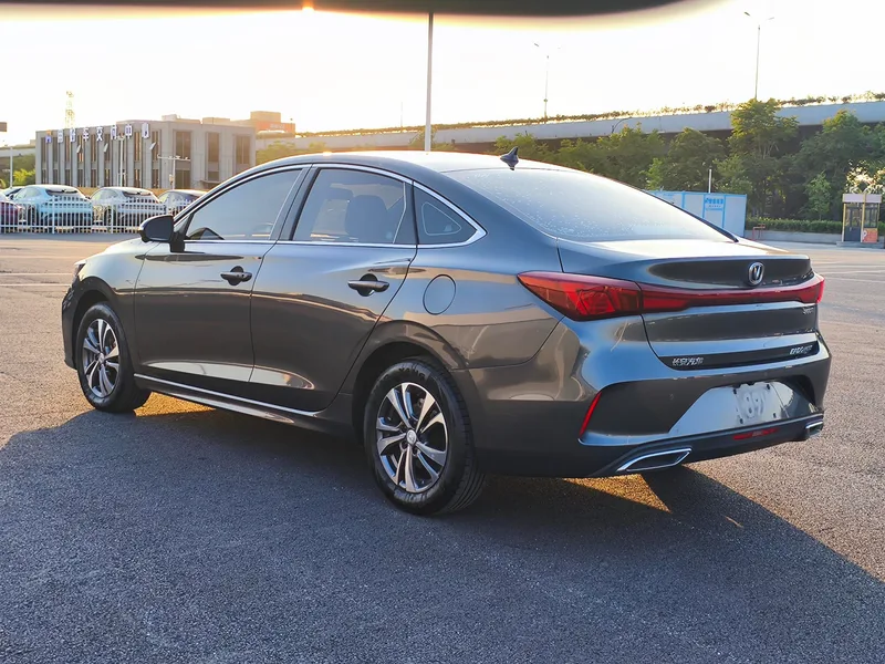 Changan Eado 2023 PLUS Versión de disfrute Ballena azul NE 1.4T GDI DCT Acabado premium exterior foto 6 Changan Eado 2023 PLUS Versión de disfrute Ballena azul NE 1.4T GDI DCT Acabado premium exterior foto 6