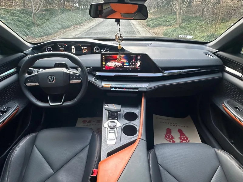 Changan UNI-V 2023 1.5T Acabado premium interior foto 11 Changan UNI-V 2023 1.5T Acabado premium interior foto 11