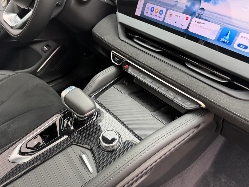 Geely Monjaro 2024 2.0TD High-power automatic two-wheel drive skyline version interior photo 15