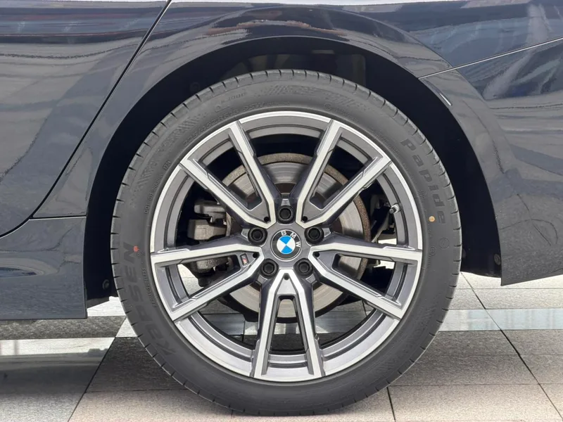 BMW 3 Series 2023 325Li M Спортивный костюм интерьер фото 8
