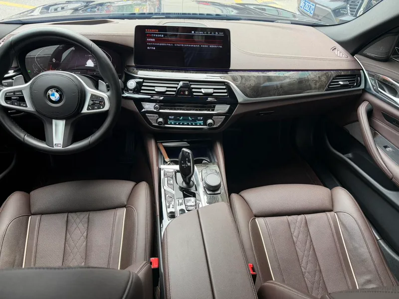 BMW 5 Series 2021 530Li Премиум-класса M Спортивный костюм интерьер фото 9