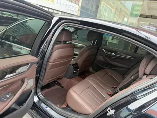 BMW 5 Series 2021 530Li Премиум-класса M Спортивный костюм интерьер фото 12